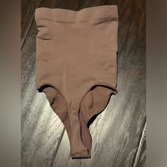 👸🏻 NWOT! SKIMS Seamless Sculpt High Waisted Thong - Picture 5 of 6